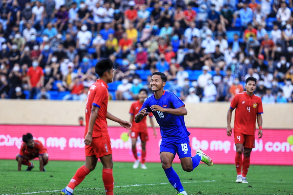 Phút 71, tiền đạo mới vào thay người Im Somoun (18) ghi bàn ấn định tỷ số 4-1 cho Campuchia. (Ảnh: Tuấn Anh/TTXVN)