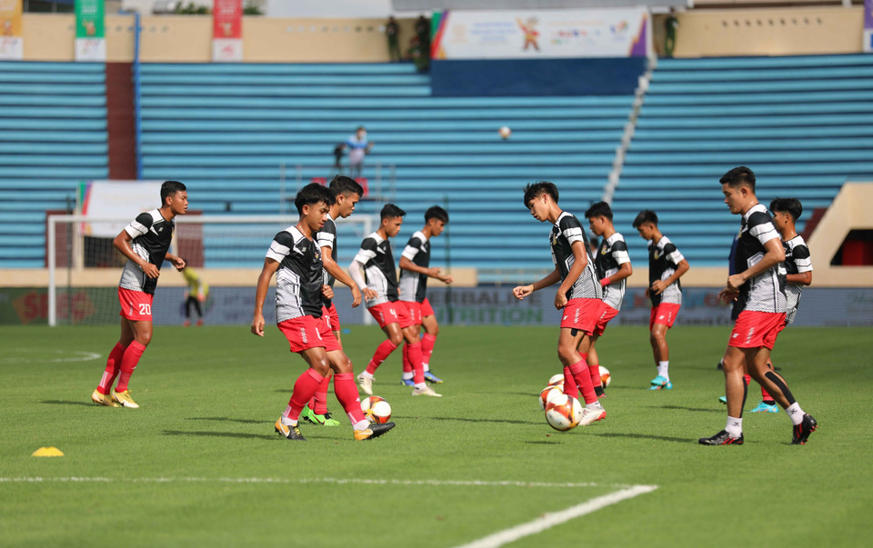 Cầu thủ U23 Lào khởi động trước trận đấu. (Ảnh: Thanh Tùng/TTXVN)