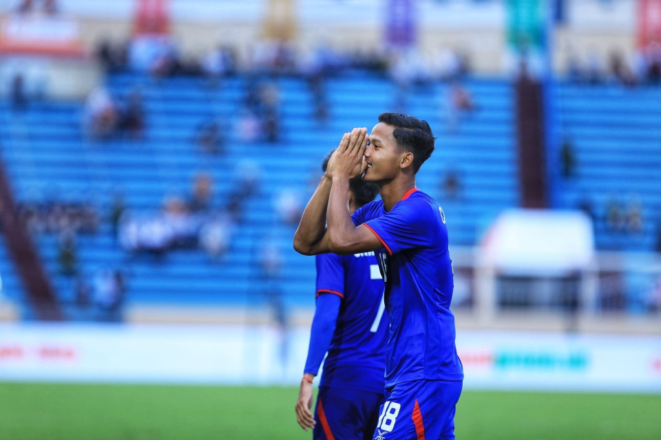 Phút 71, tiền đạo mới vào thay người Im Somoun (18) ghi bàn ấn định tỷ số 4 - 1 cho Campuchia. (Ảnh: Tuấn Anh/TTXVN)