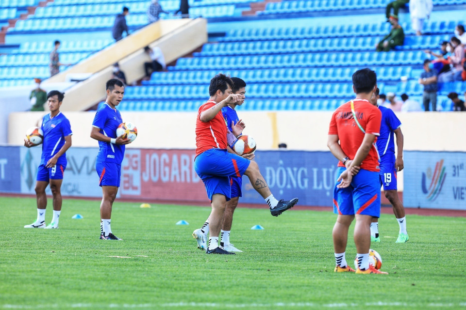  Các cầu thủ U23 Campuchia khởi động trước khi bước vào trận đấu. (Ảnh: Tuấn Anh/TTXVN)