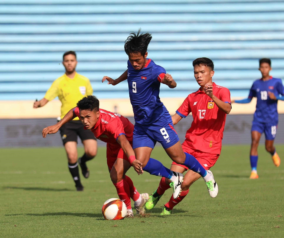 Pha đi bóng dũng mãnh của tiền đạo Sieng Chanthea dẫn đến bàn thắng đầu tiên của đội Campuchia. (Ảnh: Thanh Tùng/TTXVN)
