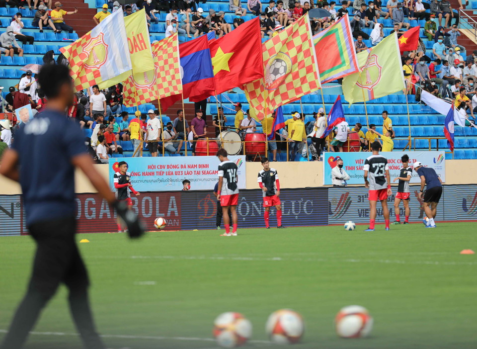 Cầu thủ U23 Lào khởi động trước trận đấu. (Ảnh: Thanh Tùng/TTXVN)