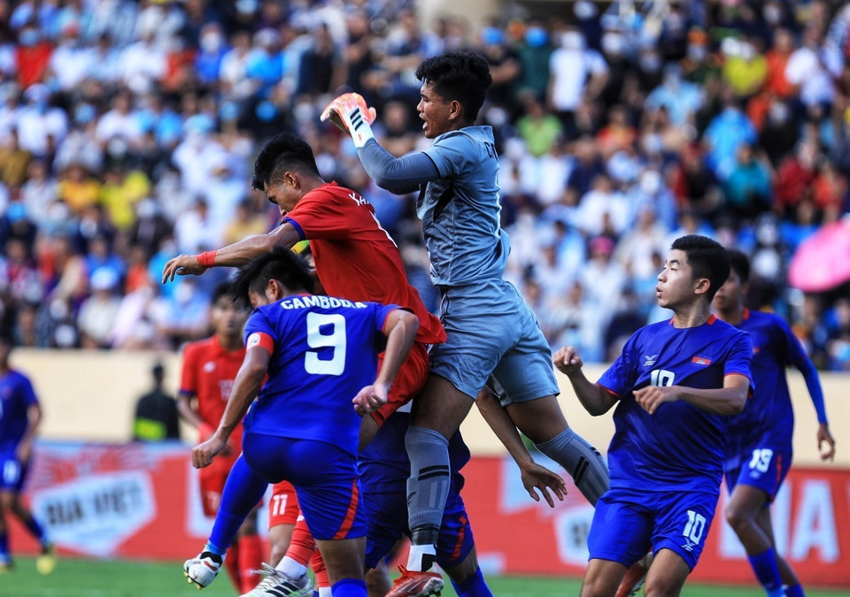 Một pha tranh bóng trước cầu môn của đội tuyển U23 Lào. (Ảnh: Tuấn Anh/TTXVN)