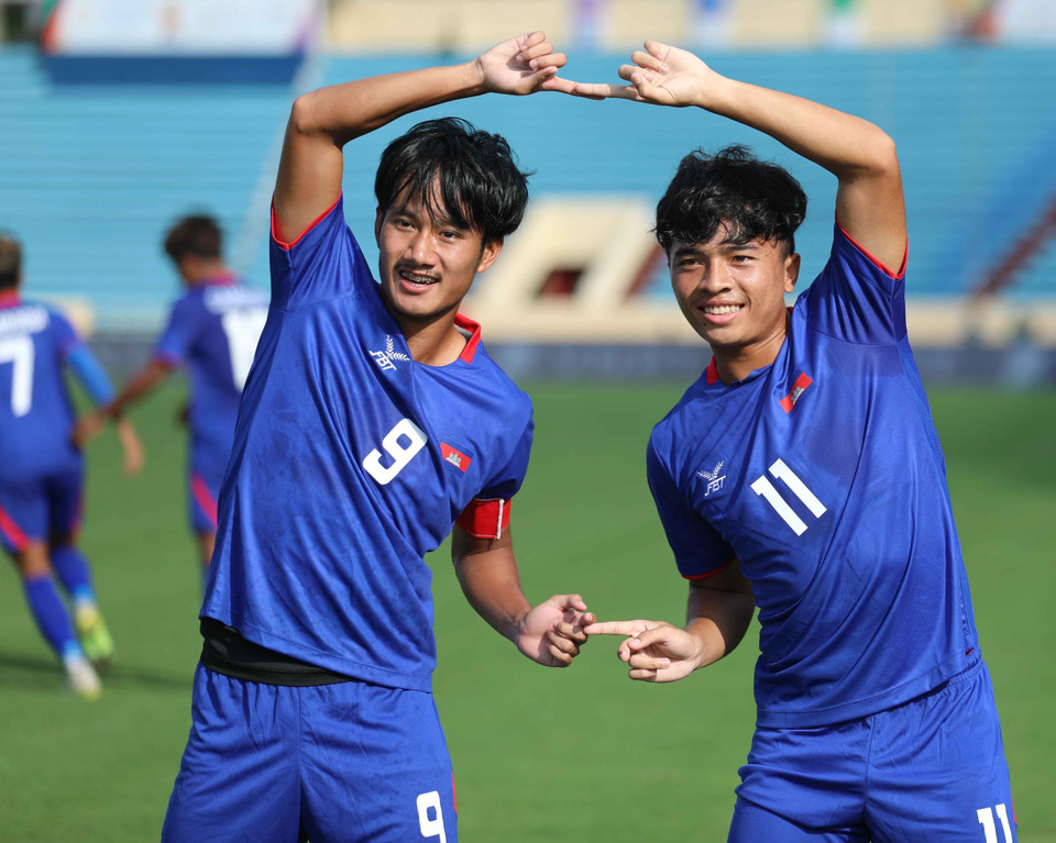 Tiền đạo đội trưởng Sieng Chanthea (số 9) ghi bàn mở tỷ số trận đấu cho U23 Campuchia. (Ảnh: Thanh Tùng/TTXVN)