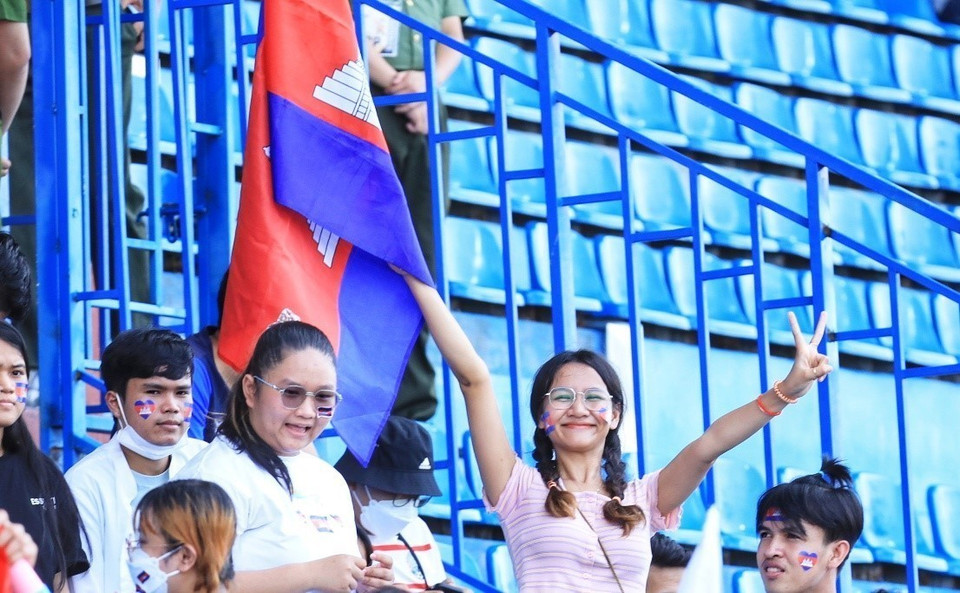 Một cổ động viên Campuchia xinh đẹp trên sân Thiên Trường. (Ảnh: Tuấn Anh/TTXVN)