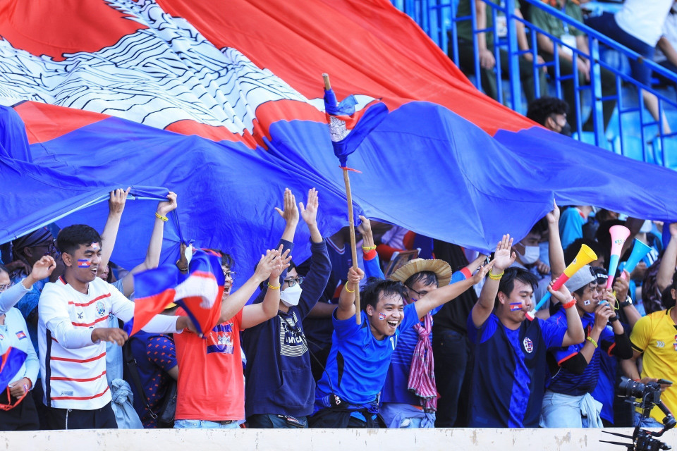 Các cổ động viên Campuchia ăn mừng bàn thắng thứ 2. (Ảnh: Tuấn Anh/TTXVN)