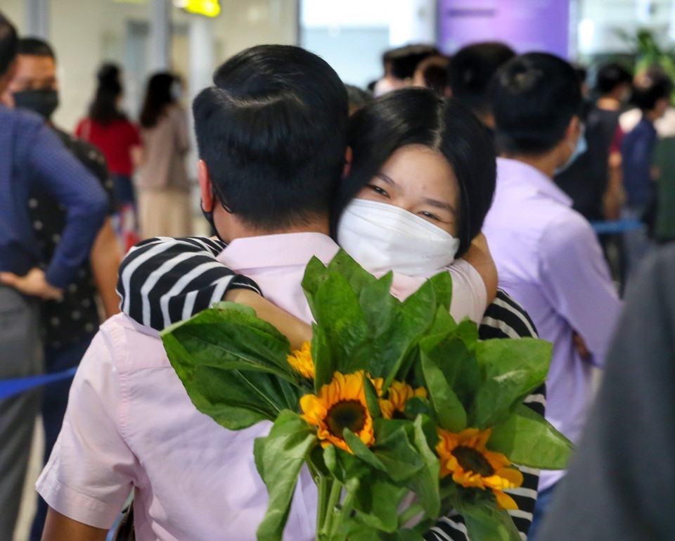 Niềm vui khôn xiết của người Việt từ Ukraine khi đoàn tụ người thân. (Ảnh: Tuấn Đức/TTXVN)