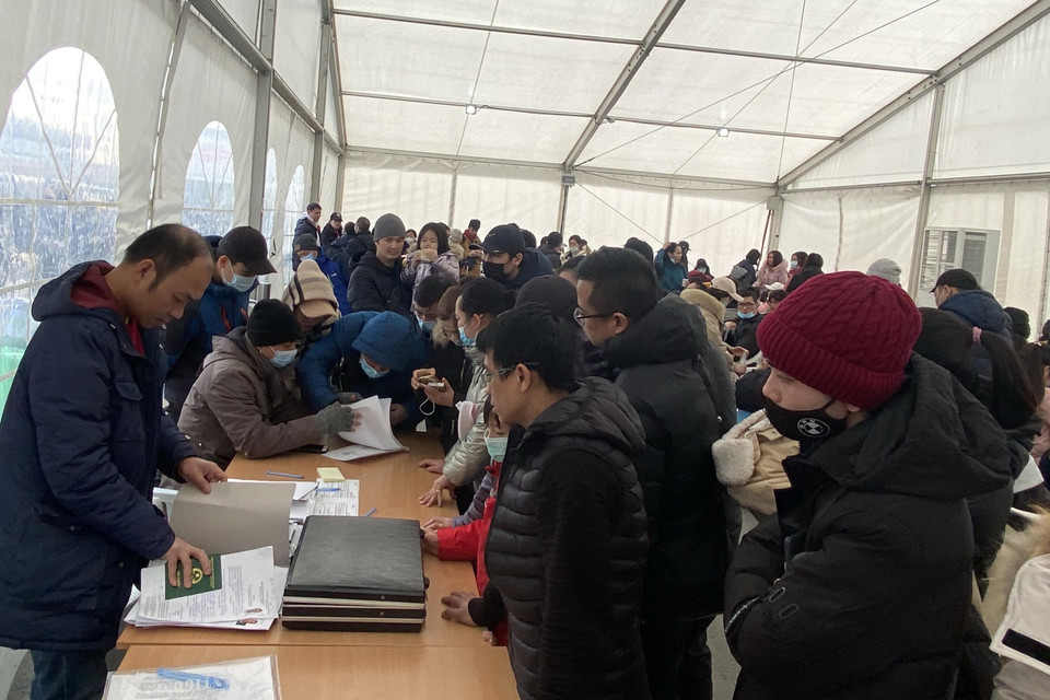 Cán bộ Đại sứ quán Việt Nam tại Romania giải quyết thủ tục tại chỗ cho người Việt Nam ở Ukraine tại sân bay thủ đô Bucharest, Romania. (Ảnh: Mạnh Hùng/TTXVN)