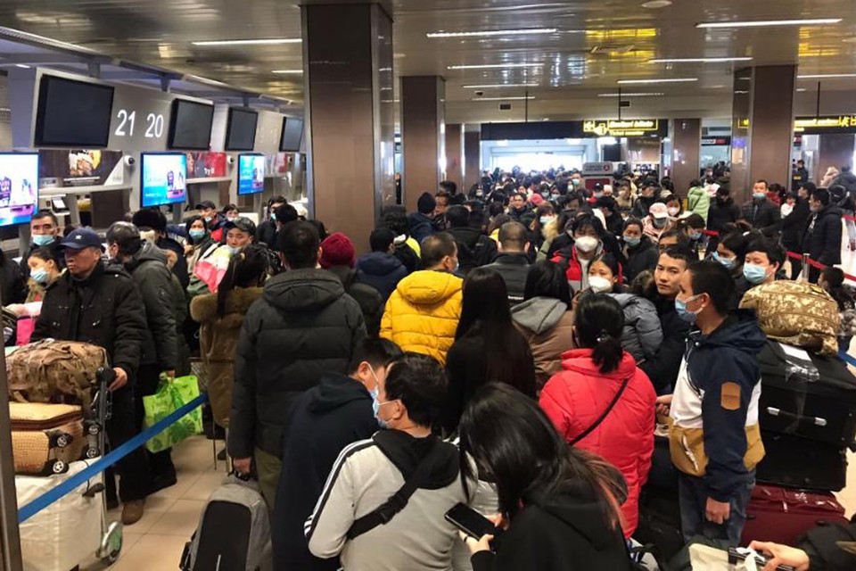  Làm thủ tục xuất cảnh tại sân bay thủ đô Bucharest, Romania. (Ảnh: Mạnh Hùng/TTXVN)