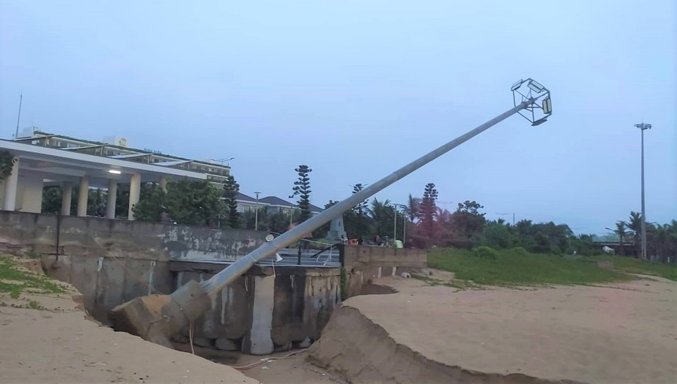 Để chủ động ứng phó với bão Noru, Ban Chỉ huy Phòng chống thiên tai và Tìm kiếm cứu nạn tỉnh Phú Yên có văn bản yêu cầu các địa phương, đơn vị khẩn trương triển khai thực hiện các biện pháp phòng chống bão, giảm thiểu thiệt hại do thiên tai gây ra. (Ảnh: TTXVN phát)