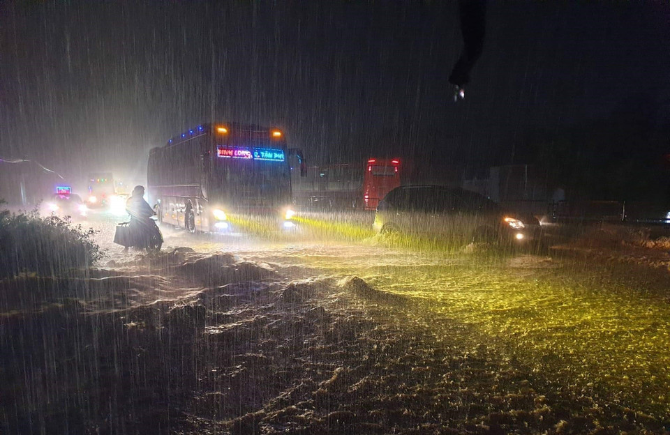 Do ảnh hưởng của bão Noru, từ chiều tối 24/9, trên địa bàn tỉnh Phú Yên xuất hiện mưa lớn tại một số khu vực gây ngập cục bộ một số nhà của người dân, ngập đường. (Ảnh: TTXVN phát)