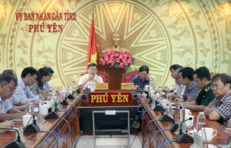 Ban Chỉ huy Phòng chống thiên tai và Tìm kiếm cứu nạn tỉnh Phú Yên triển khai các biện pháp ứng phó với bão Noru. (Ảnh: Tường Quân/TTXVN)