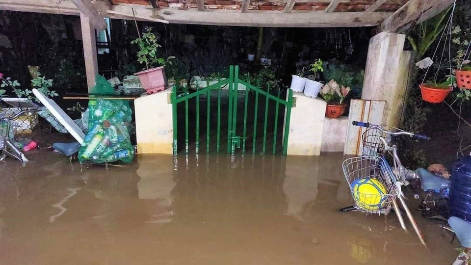 Mưa lớn gây ngập nhà người dân tại thị xã Sông Cầu vào tối 24/9. (Ảnh: TTXVN phát)