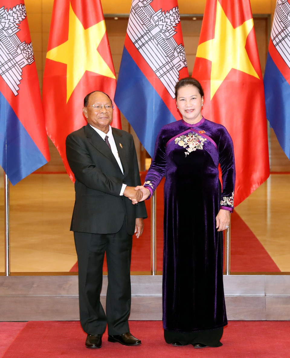 Chủ tịch Quốc hội Nguyễn Thị Kim Ngân đón Chủ tịch Quốc hội Vương quốc Campuchia. (Ảnh: Trọng Đức/TTXVN)