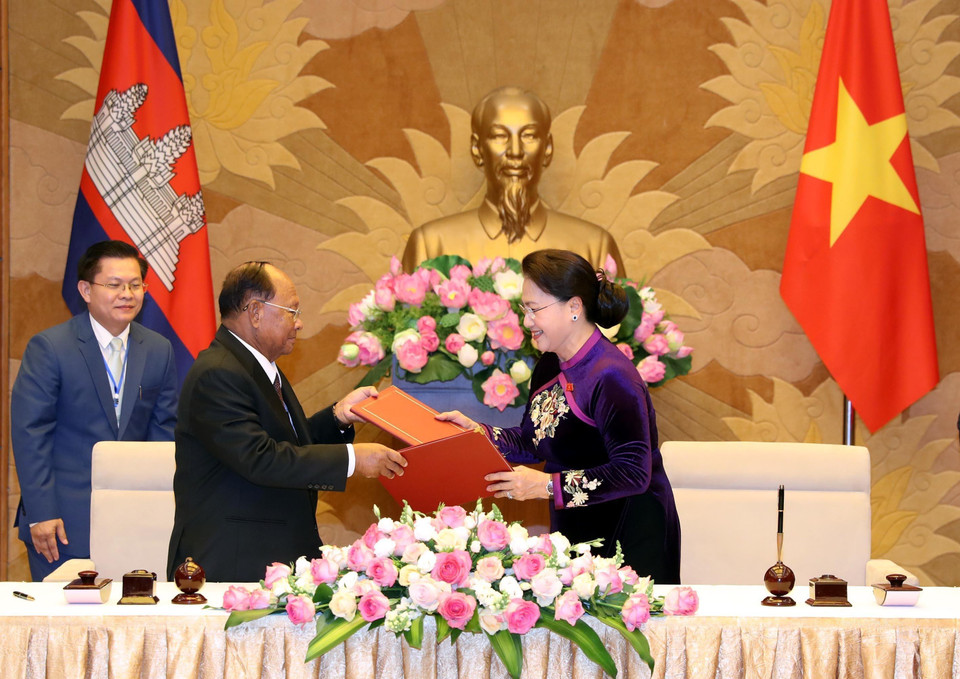 Chủ tịch Quốc hội Nguyễn Thị Kim Ngân và Chủ tịch Quốc hội Samdech Akka Moha Ponhea Chakrei Heng Samrin ký Văn kiện hợp tác giữa Quốc hội hai nước. (Ảnh: Trọng Đức/TTXVN)