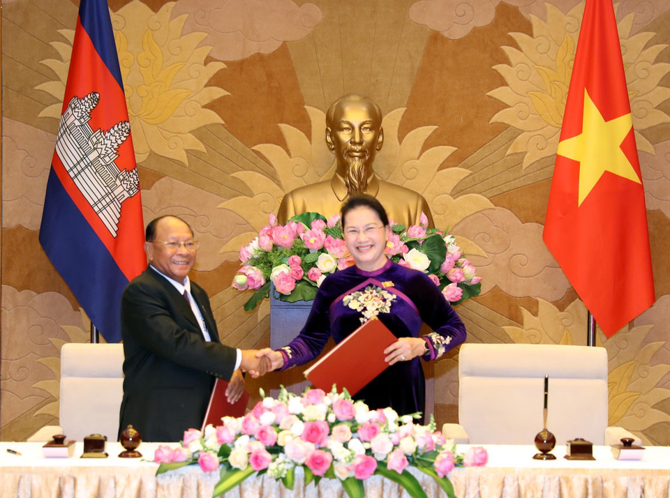 Chủ tịch Quốc hội Nguyễn Thị Kim Ngân và Chủ tịch Quốc hội Samdech Akka Moha Ponhea Chakrei Heng Samrin ký Văn kiện hợp tác giữa Quốc hội hai nước. (Ảnh: Trọng Đức/TTXVN)