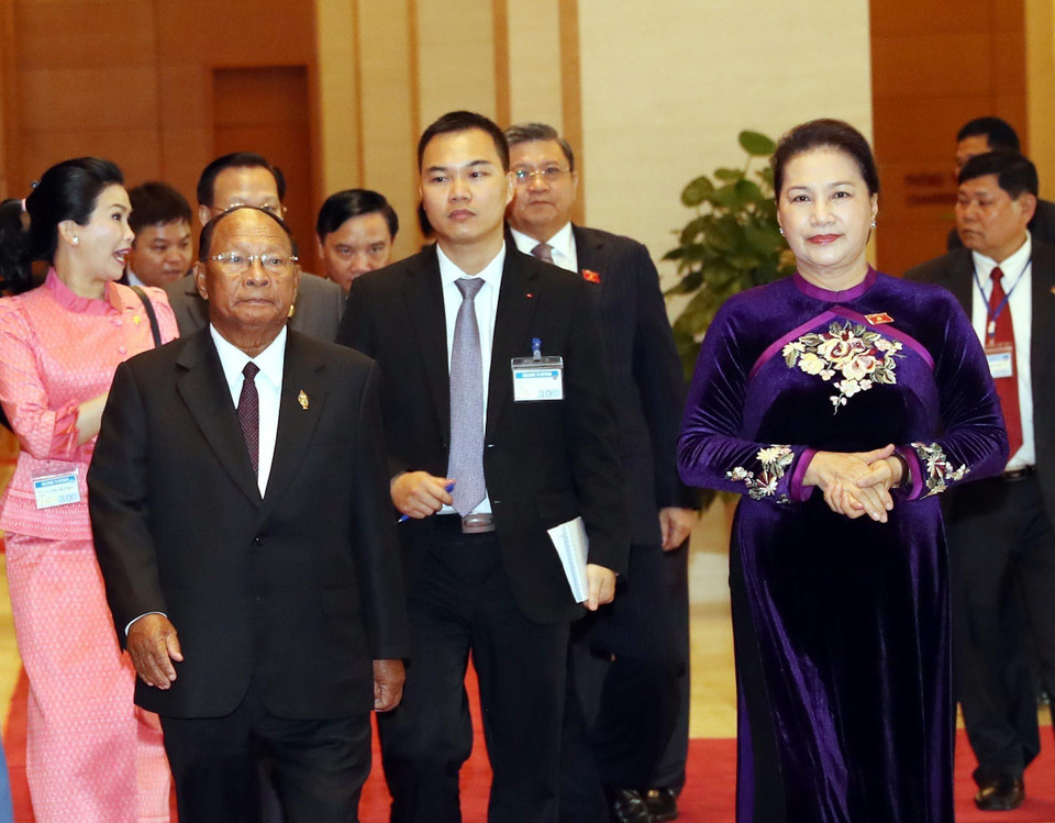 Chủ tịch Quốc hội Nguyễn Thị Kim Ngân đón Chủ tịch Quốc hội Vương quốc Campuchia. (Ảnh: Trọng Đức/TTXVN)