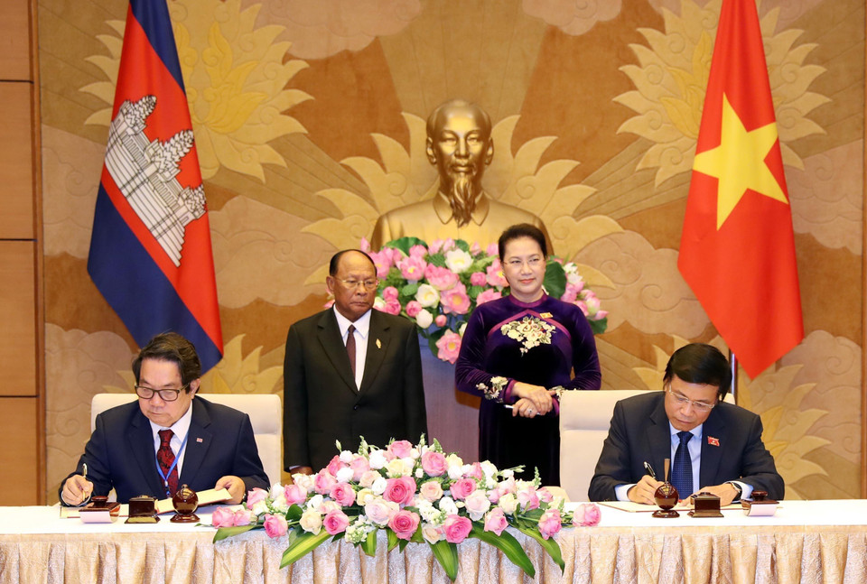 Chủ tịch Quốc hội Nguyễn Thị Kim Ngân và Chủ tịch Quốc hội Samdech Akka Moha Ponhea Chakrei Heng Samrin chứng kiến lễ ký Biên bản hợp tác giữa Văn phòng Quốc hội hai nước. (Ảnh: Trọng Đức/TTXVN)