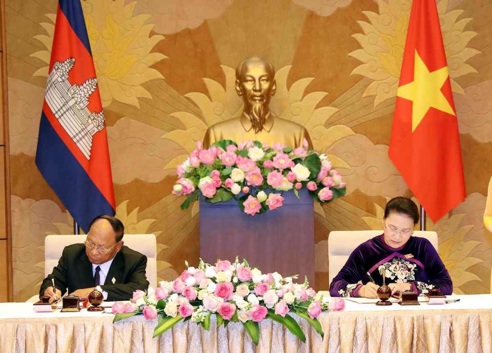 Chủ tịch Quốc hội Nguyễn Thị Kim Ngân và Chủ tịch Quốc hội Samdech Akka Moha Ponhea Chakrei Heng Samrin ký Văn kiện hợp tác giữa Quốc hội hai nước. (Ảnh: Trọng Đức/TTXVN)