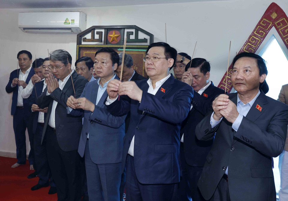 Chủ tịch Quốc hội Vương Đình Huệ dâng hương tưởng niệm anh linh Chủ tịch Hồ Chí Minh và các Anh hùng Liệt ỹ. (Ảnh: Nhan Sáng/TTXVN)