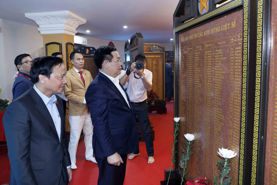 Chủ tịch Quốc hội Vương Đình Huệ bên bia tưởng niệm danh sách các liệt sỹ. (Ảnh: Nhan Sáng/TTXVN)