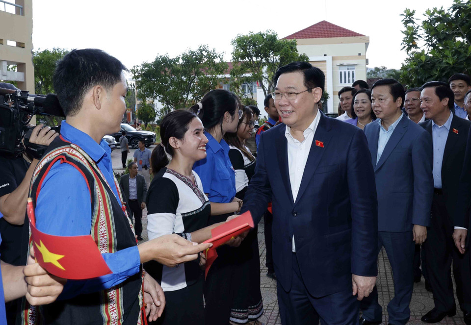 Chủ tịch Quốc hội Vương Đình Huệ với nhân dân huyện Khánh Sơn và huyện Khánh Vĩnh. (Ảnh: Nhan Sáng/TTXVN)