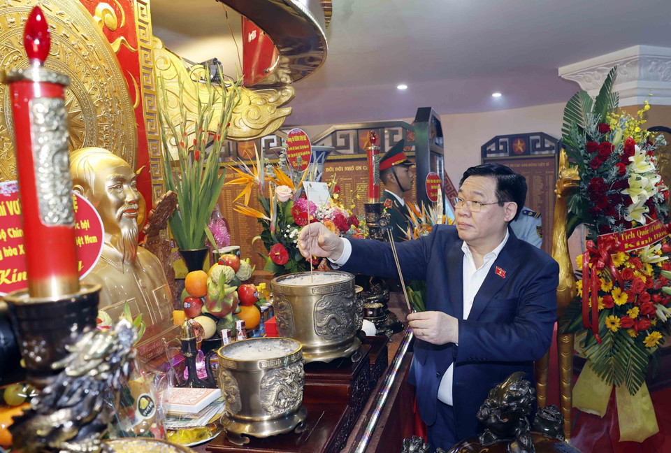 Chủ tịch Quốc hội Vương Đình Huệ dâng hương tưởng niệm anh linh Chủ tịch Hồ Chí Minh và các Anh hùng Liệt sỹ. (Ảnh: Nhan Sáng/TTXVN)