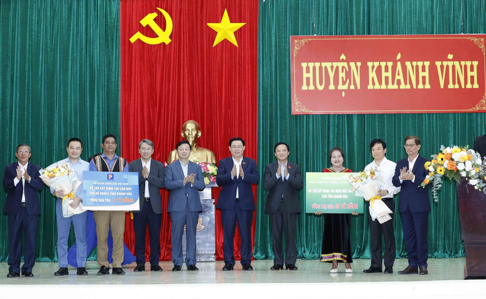 Chủ tịch Quốc hội Vương Đình Huệ dự Lễ trao hỗ trợ kinh phí xây dựng 200 căn nhà Đại đoàn kết cho các hộ nghèo thuộc huyện Khánh Sơn và Khánh Vĩnh. (Ảnh: Nhan Sáng/TTXVN)