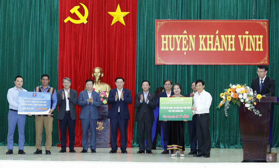 Chủ tịch Quốc hội Vương Đình Huệ dự Lễ trao hỗ trợ kinh phí xây dựng 200 căn nhà Đại đoàn kết cho các hộ nghèo thuộc huyện Khánh Sơn và Khánh Vĩnh. (Ảnh: Nhan Sáng/TTXVN)