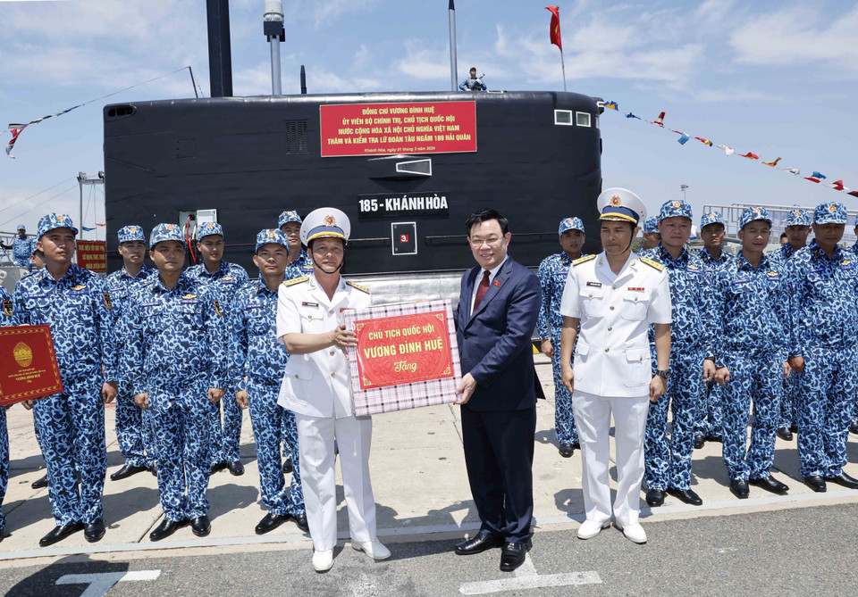 Chủ tịch Quốc hội Vương Đình Huệ tặng quà cho cán bộ, chiến sỹ Lữ đoàn tàu ngầm 189. (Ảnh: Nhan Sáng/TTXVN)