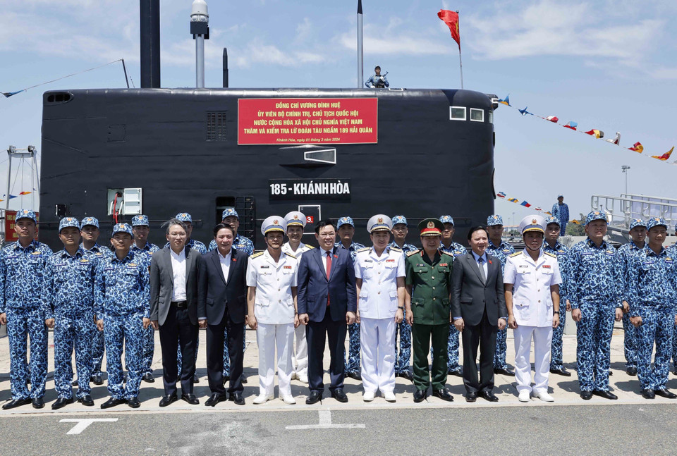 Chủ tịch Quốc hội Vương Đình Huệ và các đại biểu với cán bộ, chiến sỹ Lữ đoàn tàu ngầm 189. (Ảnh: Nhan Sáng/TTXVN)