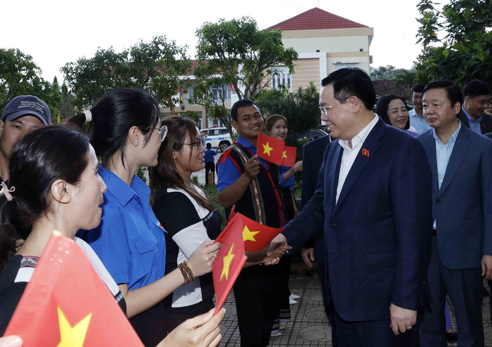 Chủ tịch Quốc hội Vương Đình Huệ với nhân dân huyện Khánh Sơn và huyện Khánh Vĩnh. (Ảnh: Nhan Sáng/TTXVN)