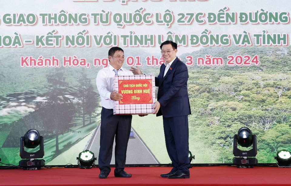 Chủ tịch Quốc hội Vương Đình Huệ tặng quà cho Ban quản lý dự án đầu tư xây dựng tỉnh Khánh Hòa. (Ảnh: Nhan Sáng/TTXVN)