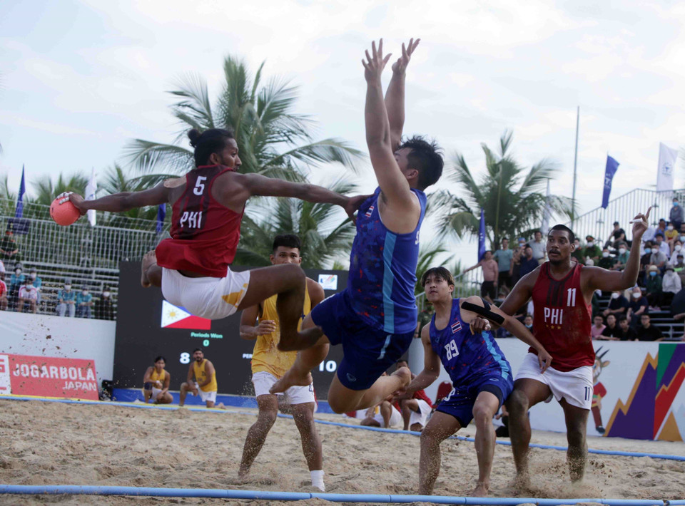 Pha tấn công dũng mãnh của cầu thủ đội tuyển Philippines.(Ảnh: Quý Trung/TTXVN)