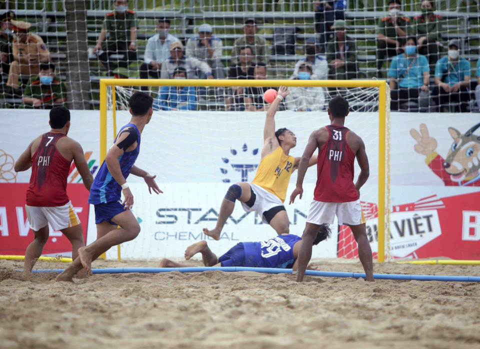 Pha tấn công ghi điểm của đội tuyển Thái Lan vào lưới của đội tuyển Philippines. (Ảnh: Quý Trung/TTXVN)