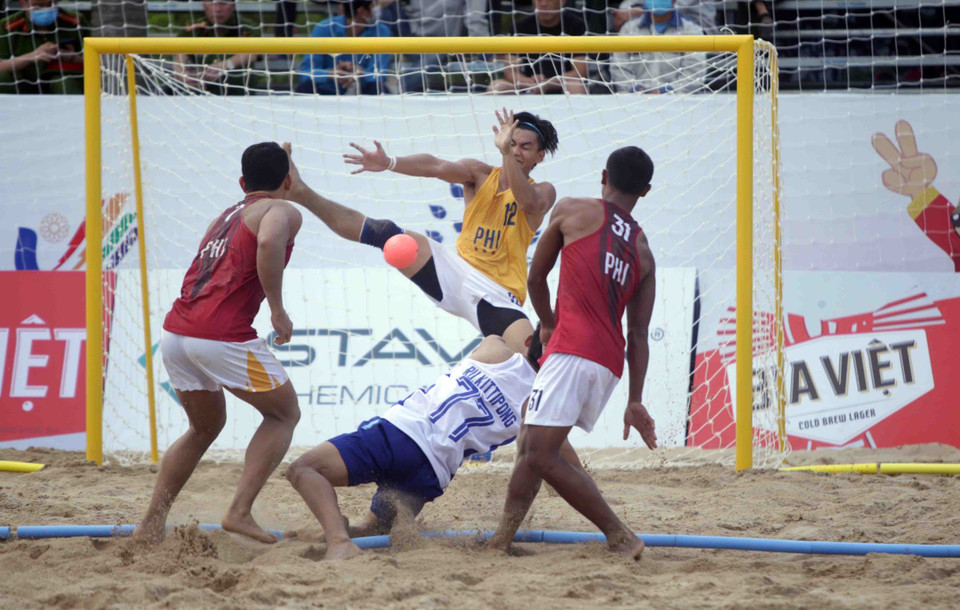 Pha tấn công của đội tuyển Thái Lan trước khung thành đội tuyển Philippines. (Ảnh: Quý Trung/TTXVN)