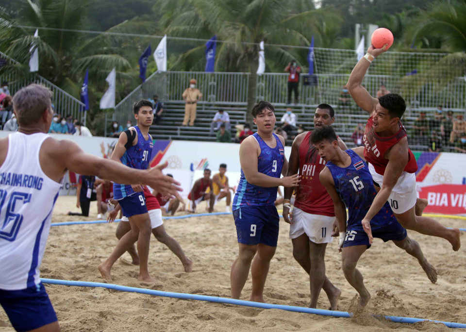 Pha tấn công của đội tuyển Philippines trước khung thành của đội tuyển Thái Lan. (Ảnh: Quý Trung/TTXVN)