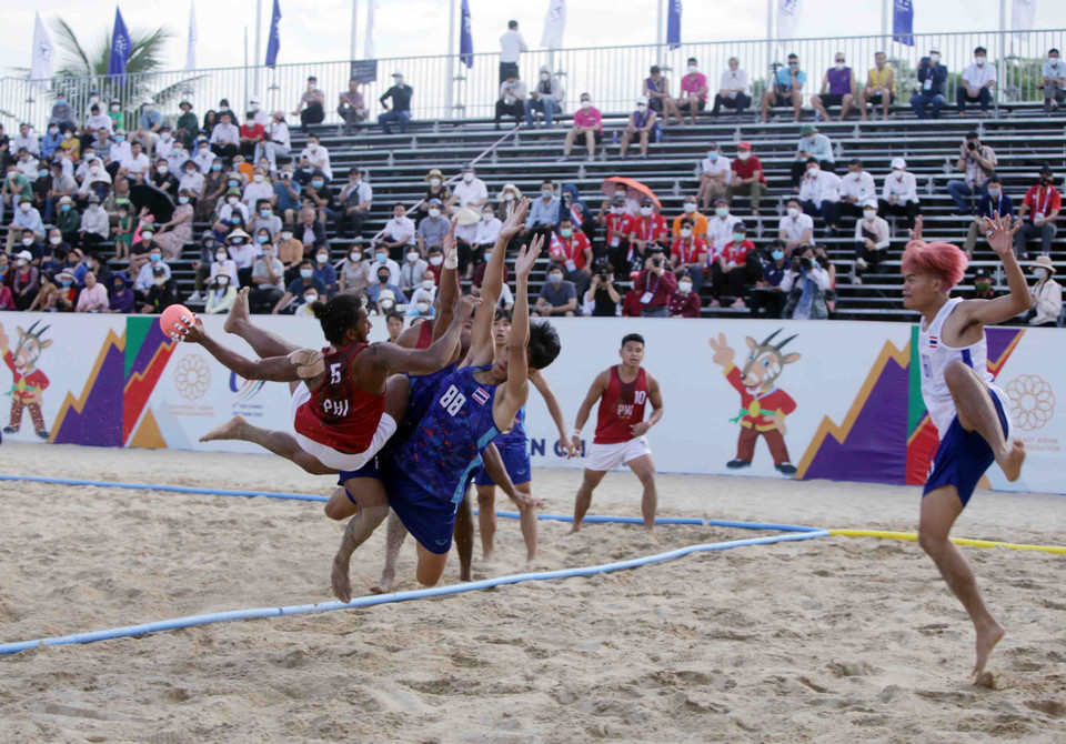 Pha tấn công dũng mãnh và ghi bàn của cầu thủ đội tuyển Philippines vào lưới đội tuyển Thái Lan. (Ảnh: Quý Trung/TTXVN)