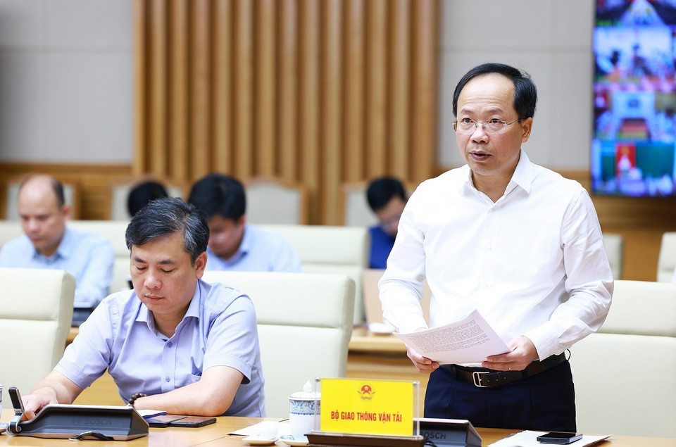 Thứ trưởng Bộ Giao thông vận tải Nguyễn Duy Lâm báo cáo tiến độ triển khai các dự án giao thông trọng điểm. (Ảnh: Dương Giang/TTXVN)