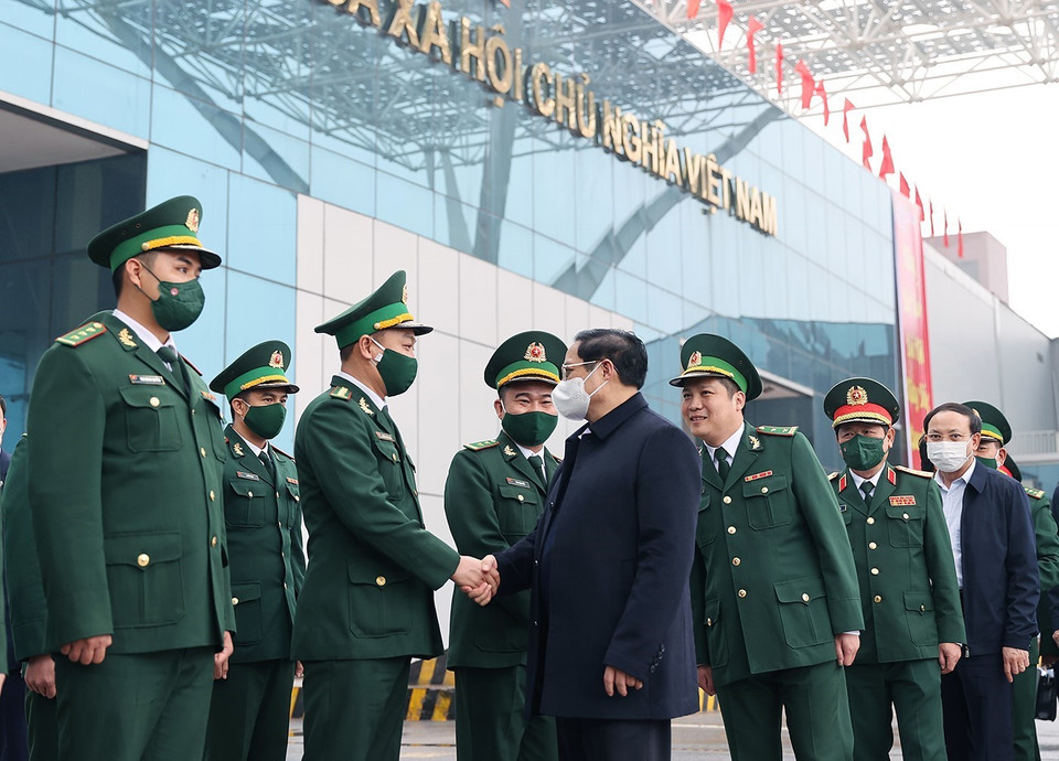 Thủ tướng Phạm Minh Chính với cán bộ, chiến sỹ Đồn Biên phòng Cửa khẩu Quốc tế Móng Cái. (Ảnh: Dương Giang/TTXVN)