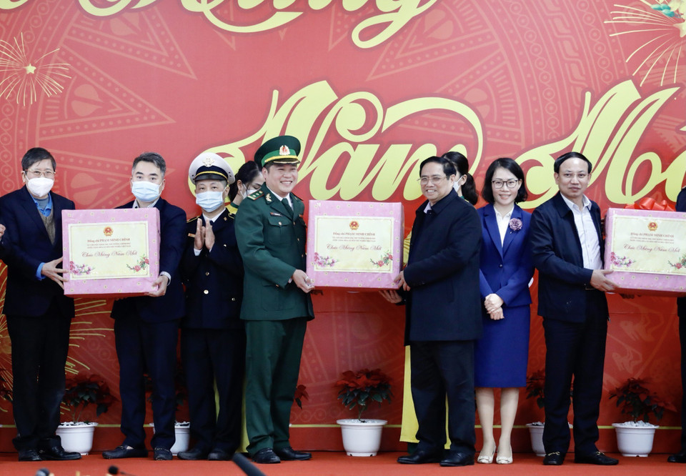 Thủ tướng Phạm Minh Chính tặng quà Tết cho cán bộ, chiến sỹ các lực lượng làm nhiệm vụ tại Cửa khẩu Quốc tế Móng Cái. 