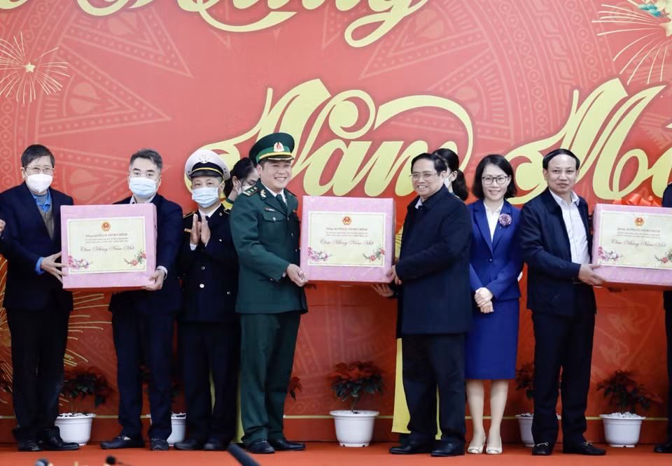 Thủ tướng Phạm Minh Chính tặng quà Tết cho cán bộ, chiến sỹ các lực lượng làm nhiệm vụ tại Cửa khẩu Quốc tế Móng Cái. 