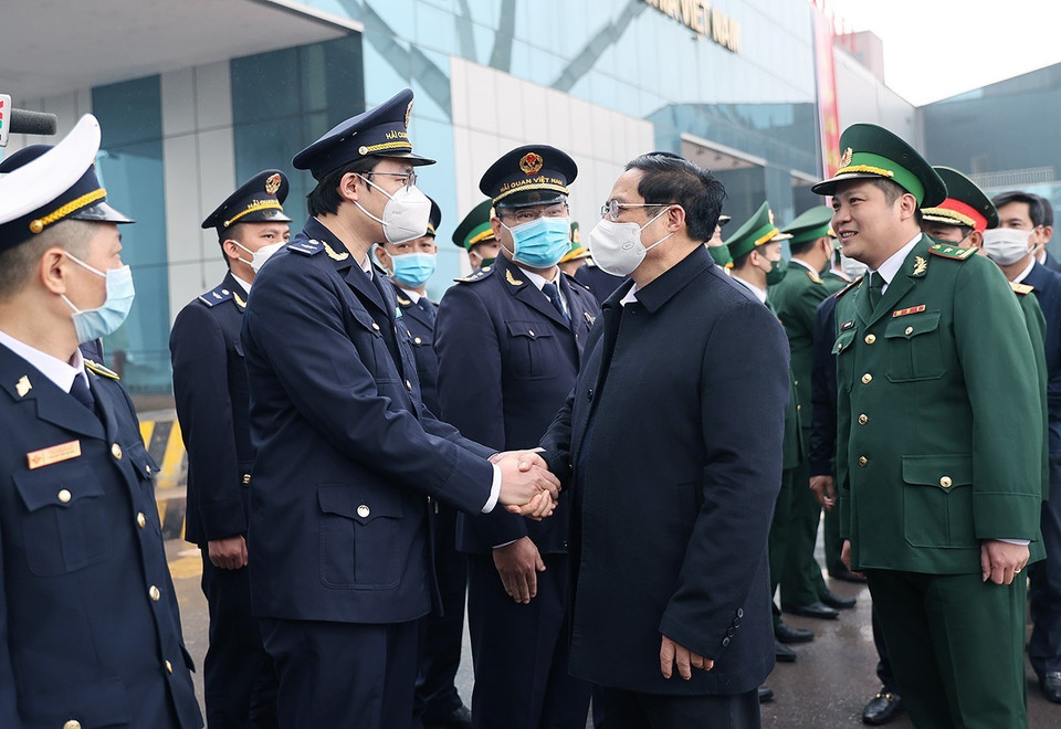 Thủ tướng Phạm Minh Chính với cán bộ, nhân viên Chi cục hải quan Cửa khẩu Quốc tế Móng Cái. (Ảnh: Dương Giang/TTXVN)