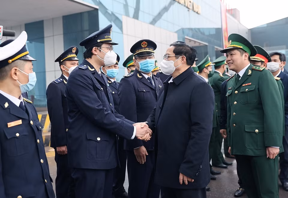 Thủ tướng Phạm Minh Chính với cán bộ, nhân viên Chi cục hải quan Cửa khẩu Quốc tế Móng Cái. (Ảnh: Dương Giang/TTXVN)