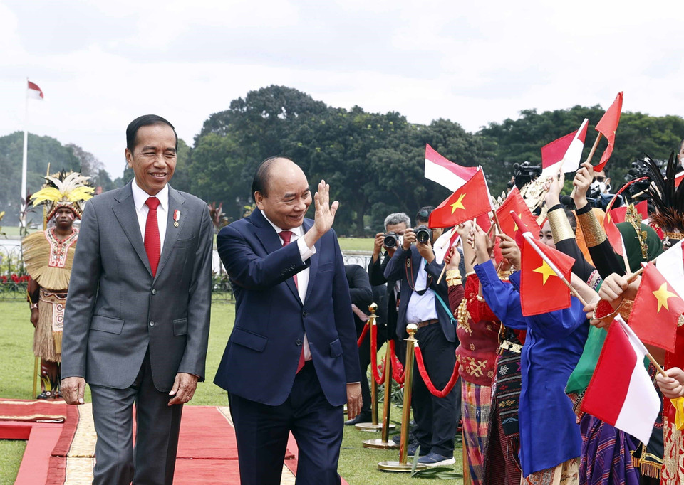 Chủ tịch nước Nguyễn Xuân Phúc và Tổng thống nước Cộng hòa Indonesia Joko Widodo tại lễ đón. (Ảnh: Thống Nhất/TTXVN)
