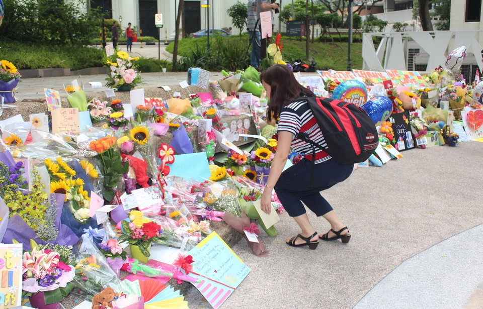 Một số hình ảnh người dân Singapore tới đặt hoa tại bệnh viện mong ông Lý Quang Diệu chóng hồi phục. (Ảnh: Lê Hải, Việt Hải/Vietnam+)