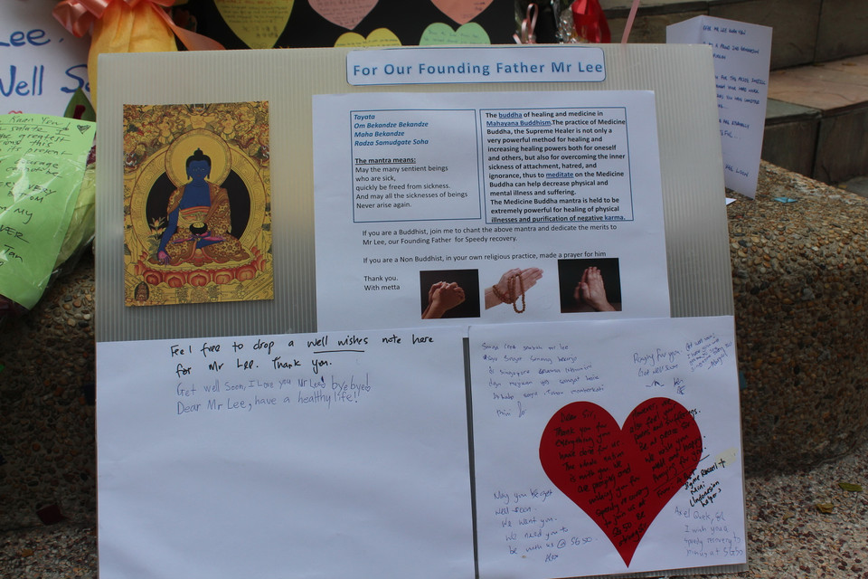 Một số hình ảnh người dân Singapore tới đặt hoa tại bệnh viện mong ông Lý Quang Diệu chóng hồi phục. (Ảnh: Lê Hải, Việt Hải/Vietnam+)