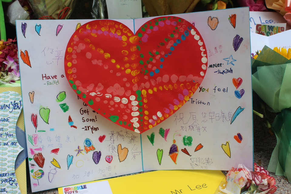 Một số hình ảnh người dân Singapore tới đặt hoa tại bệnh viện mong ông Lý Quang Diệu chóng hồi phục. (Ảnh: Lê Hải, Việt Hải/Vietnam+)