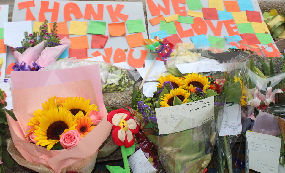 Một số hình ảnh người dân Singapore tới đặt hoa tại bệnh viện mong ông Lý Quang Diệu chóng hồi phục. (Ảnh: Lê Hải, Việt Hải/Vietnam+)