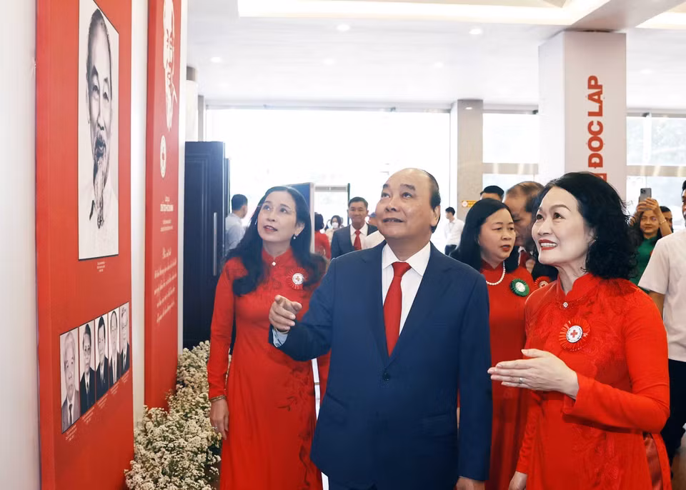 Chủ tịch nước Nguyễn Xuân Phúc tham quan khu trưng bày hoạt động của Hội Chữ thập Đỏ Việt Nam qua các thời kỳ. (Ảnh: Thống Nhất/TTXVN)